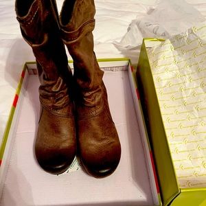〰️🎁〰️CHRISTMAS $ 2DAY ONLY 12/23/25 Brand new in box BARETRAPS Boots size 6.